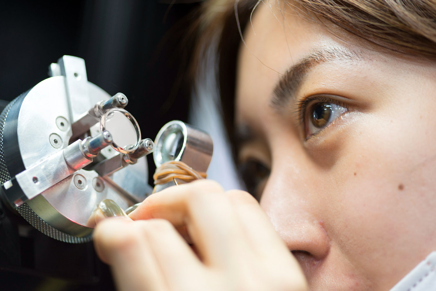 職人が繊細な技術を施します