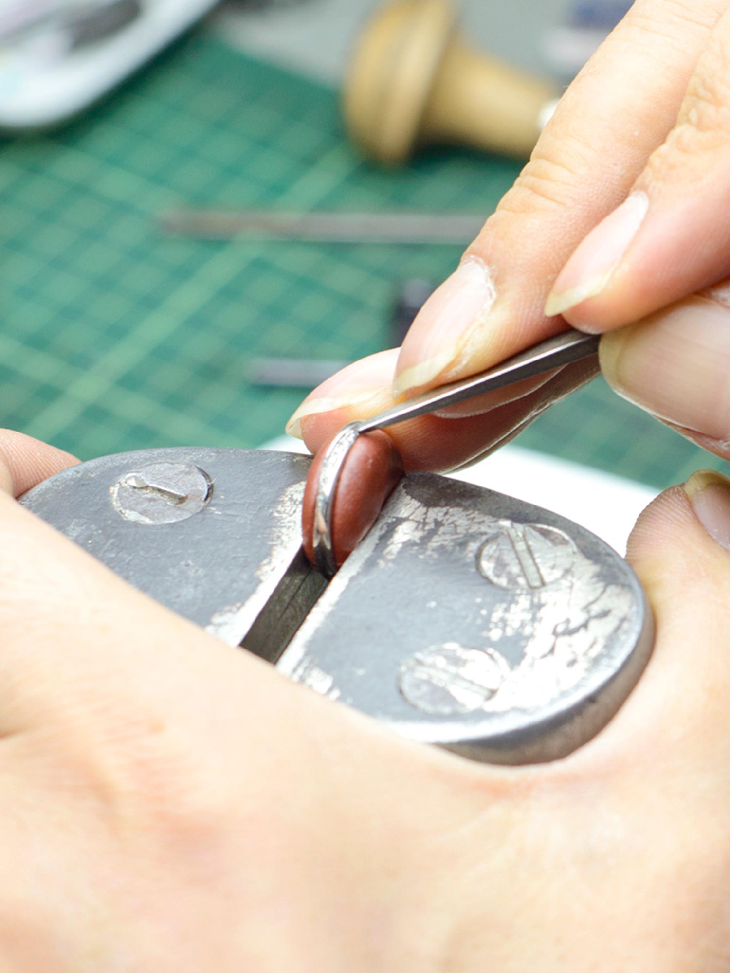 職人が繊細な技術を施します